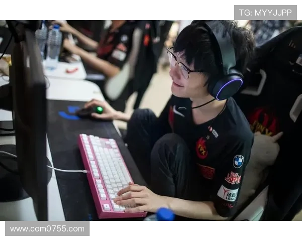FPX战队近期状态引发热议玩家表现与战术调整成焦点讨论
