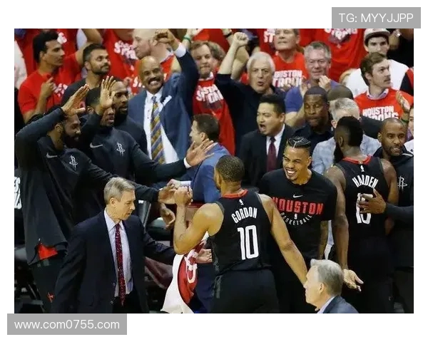 上海足球队速度之争引发热议球迷观点各异赛场表现成焦点 上海足球队速度之争引发热议球迷观点各异赛场表现成焦点